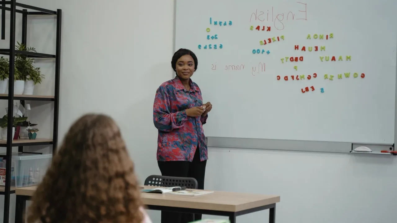 Sınıfta yabancı dil dersi anlatan öğretmen