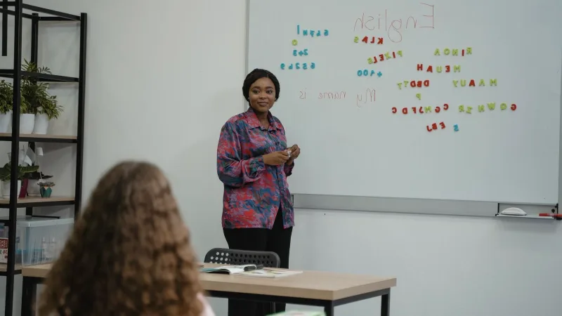 Sınıfta yabancı dil dersi anlatan öğretmen
